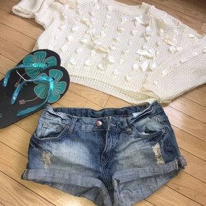 DISTRESSED BLUE DIVIDED DEMIM JEAN CUT OFF SHORTS.